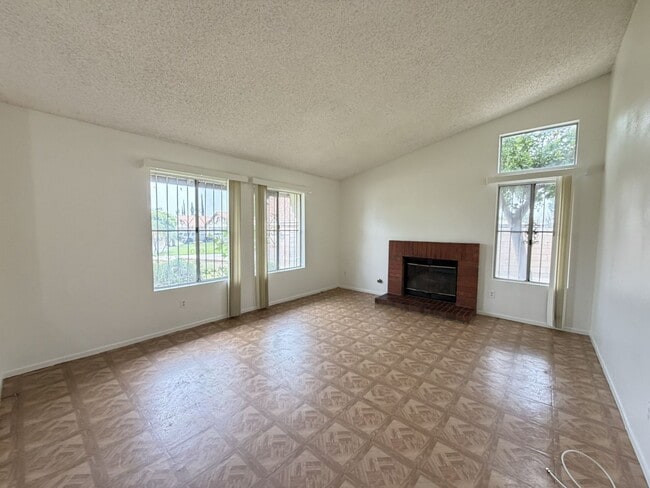 Building Photo - 560 S Quince Ave