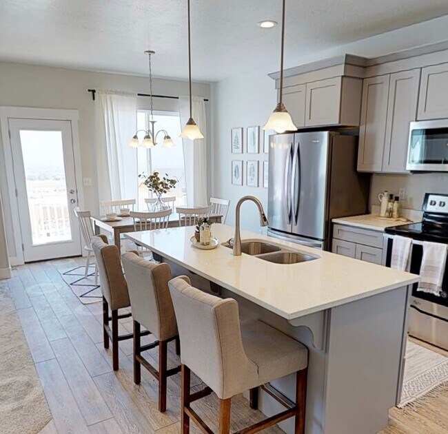 Foto del edificio - Luxury Townhome For Rent - Four Bedrooms!!