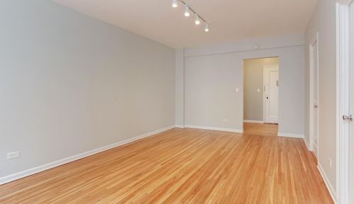Foto del edificio - 215 W 23rd St