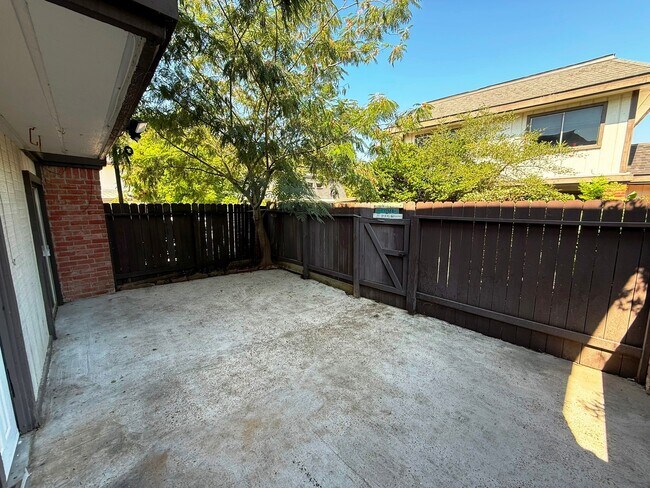 Foto del edificio - 5321 Pinewilde Dr