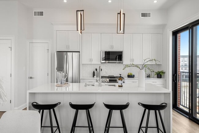 Building Photo - 523 2nd St