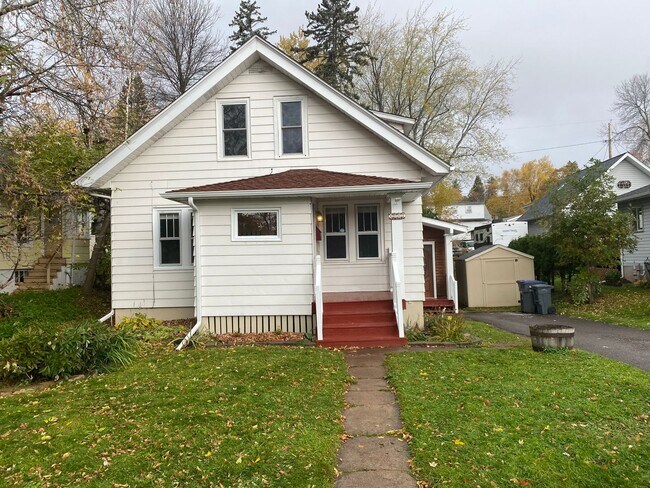 Building Photo - AVAILABLE NOW -  3 Bed 2 Bath w/ Large Fen...