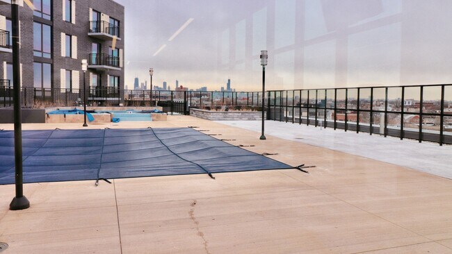 Foto del edificio - 1025 W Addison St