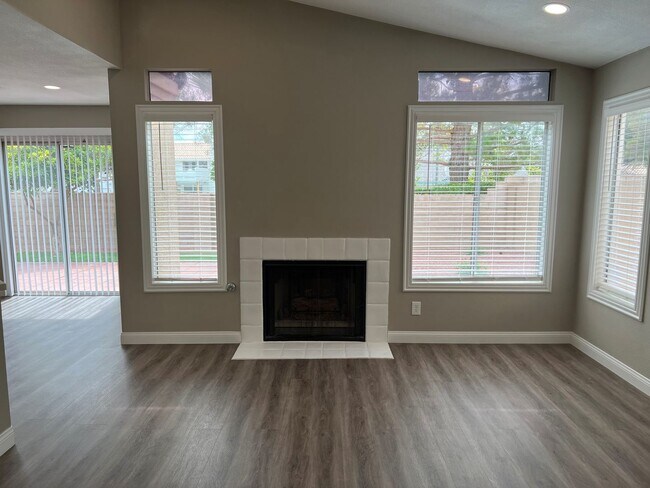 Building Photo - COMING SOON!!  IN THE LAKES!!! SINGLE STOR...