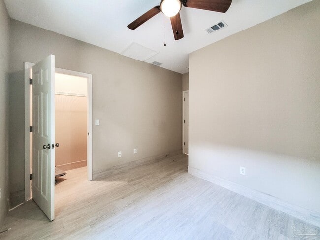 Building Photo - 2425 E Johnson Ave