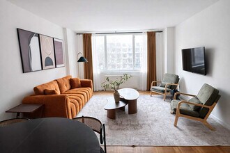 Building Photo - 350 W 43rd St