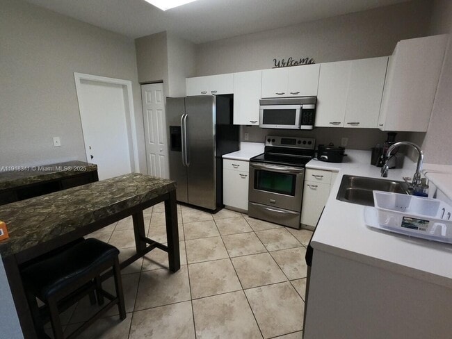 Building Photo - 2223 Pasadena Way