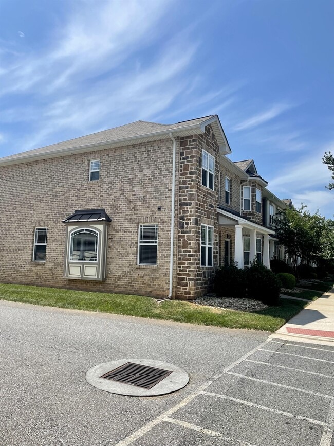 Building Photo - 116 Capital St