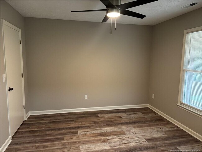 Building Photo - 112 Thornbird Dr