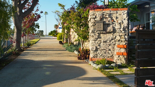 Building Photo - 5958 Overhill Dr