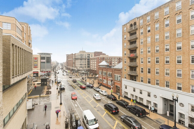 Building Photo - Top Floor Newly Renovated Two Bedroom In t...