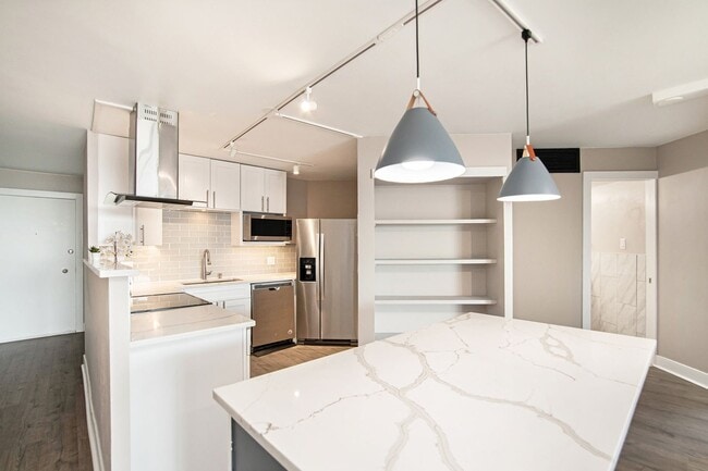 Building Photo - 1 Bedroom 1 Bathroom Updated Condo in Capi...