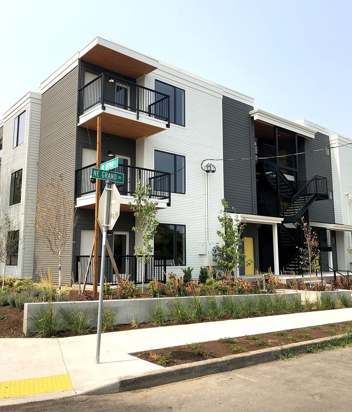 Primary Photo - 7017 NE Grand Ave