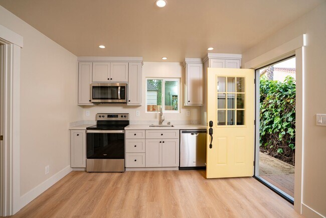 Foto del edificio - Detached ADU with Separate Driveway