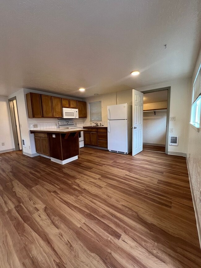 Building Photo - 1038wa