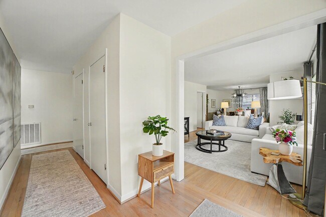 Foto del edificio - 6267 Chevy Chase Dr