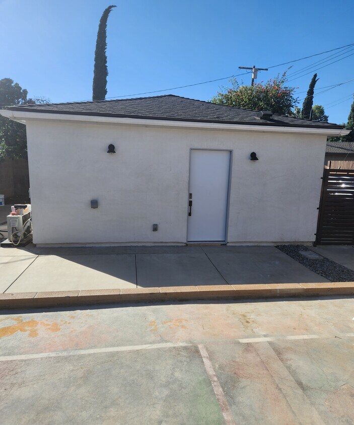Primary Photo - 7943 Woodlake Ave
