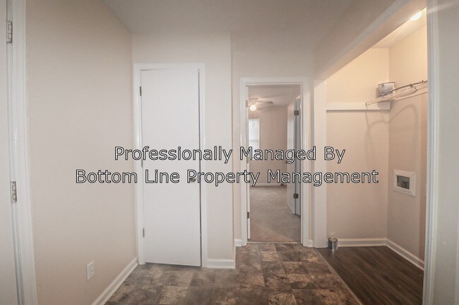 Building Photo - 1055 Mountain Crest Dr