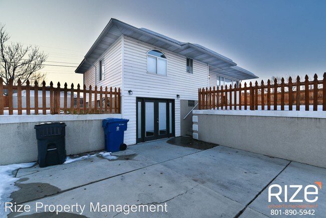 Building Photo - 5 br, 2 bath House - 225 Country Club Dr