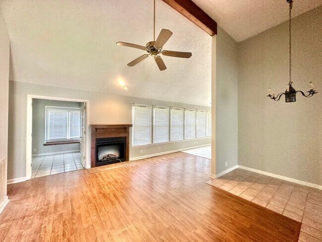 Foto del edificio - MOVE -IN SPECIAL $200 OFF first month's re...