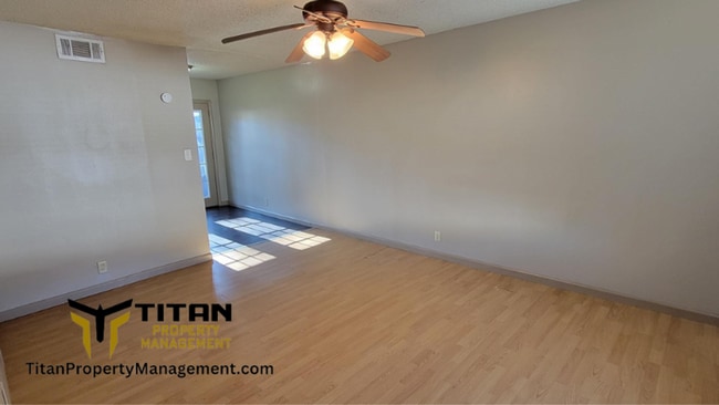 Building Photo - 2 Bed/1 Bath Townhouse with 2 Closets in Main Bedroom!