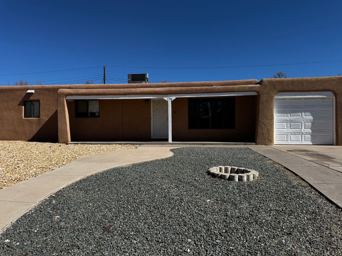 Foto principal - 3 Bed 2 bath in Northeast ABQ