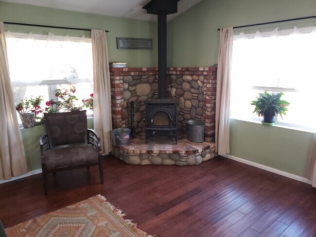 Building Photo - Conveniently Located 2010-Built Big Bear Home