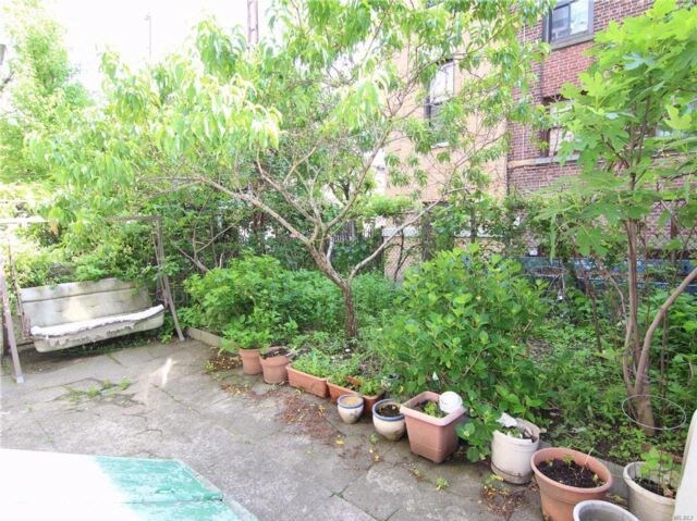 Foto principal - 876 Woodward Ave