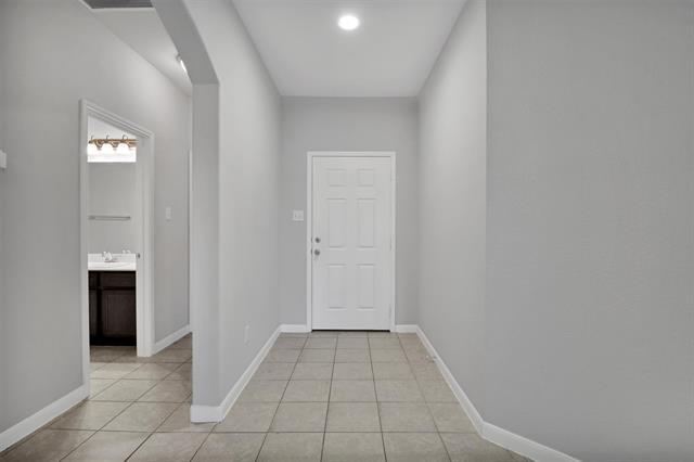 Building Photo - 5100 Royal Springs Dr