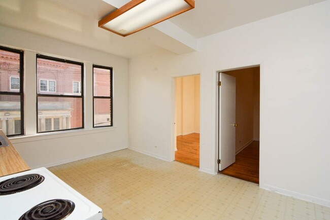 Building Photo - 3145 W Medill Ave