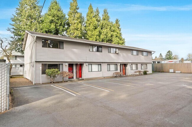 Foto del edificio - $500 off 1st month! Clean, welcoming 2-bdrm/1.5 bath unit in Milwaukie. Private patio, quiet loca...