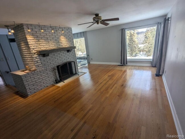 Foto del edificio - 5155 Greenview Dr