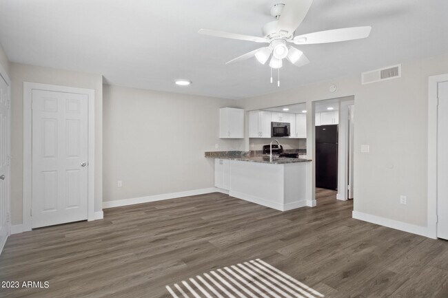 Foto del edificio - 1645 W Baseline Rd