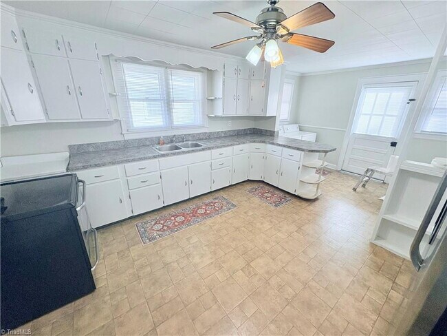 Building Photo - Updated 2 bedroom with beautiful Hardwood Floors!