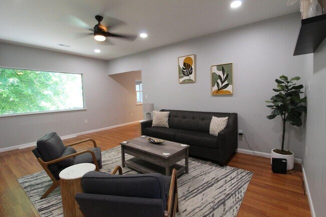Foto del edificio - 221 Alleghany Dr