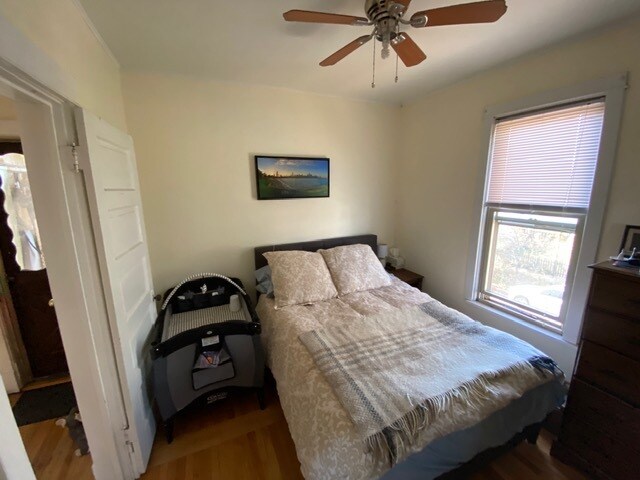 West bedroom - 2159 W Berwyn Ave