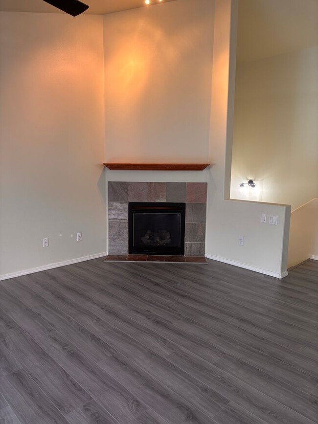 Building Photo - Fantastic 2 Bedroom Townhome!