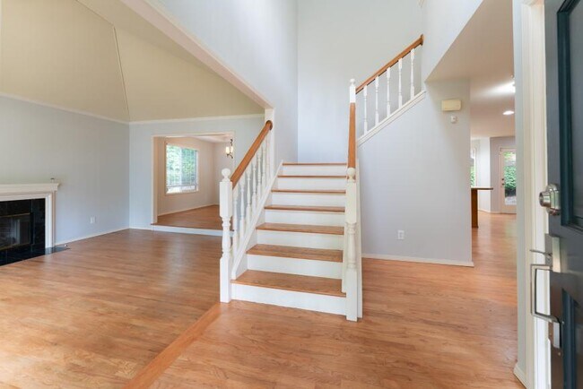 Foto del edificio - 3 bedroom in Bellevue WA 98007