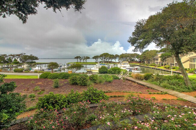Building Photo - 590 Marina Dr