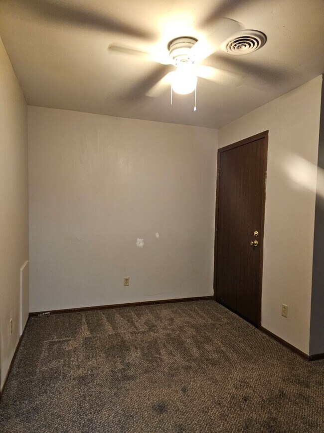 Building Photo - One Bedroom Apartment Downtown