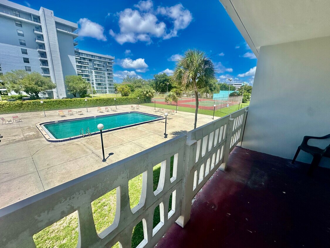 Foto principal - 15600 NW 7th Ave
