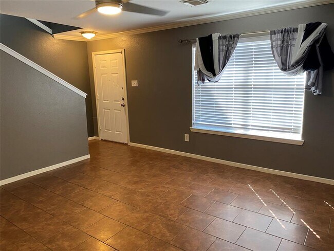 Building Photo - 10007 Emerald Oaks Dr