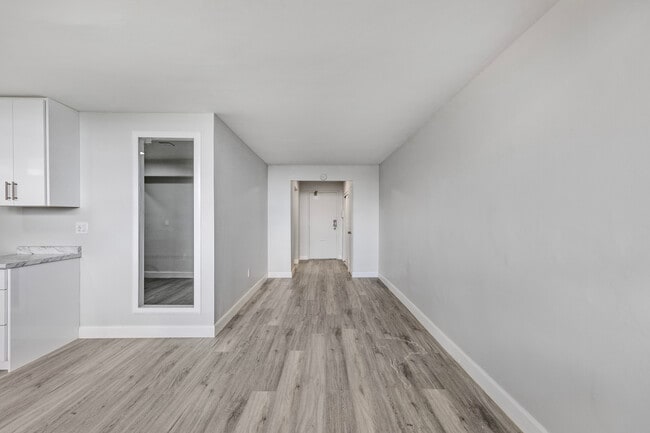Building Photo - 65 Thorncliffe Park Dr