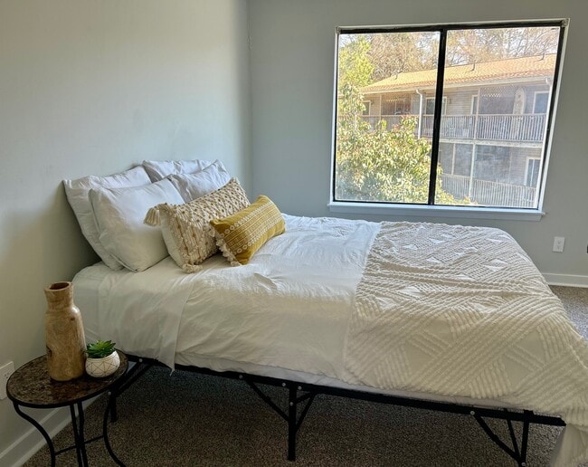 Building Photo - 1530 Fort Johnson Rd