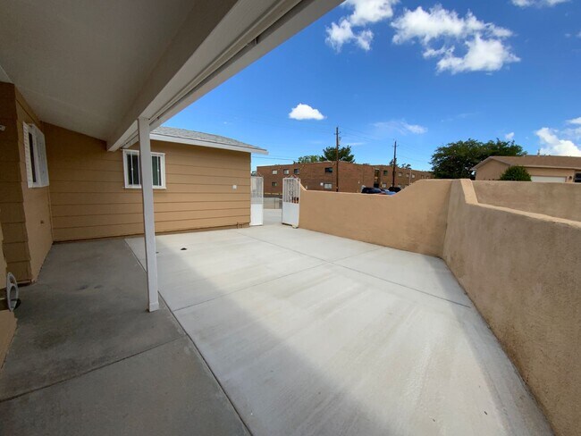 Foto del edificio - 4 Bedroom Single Story Home Available Near...