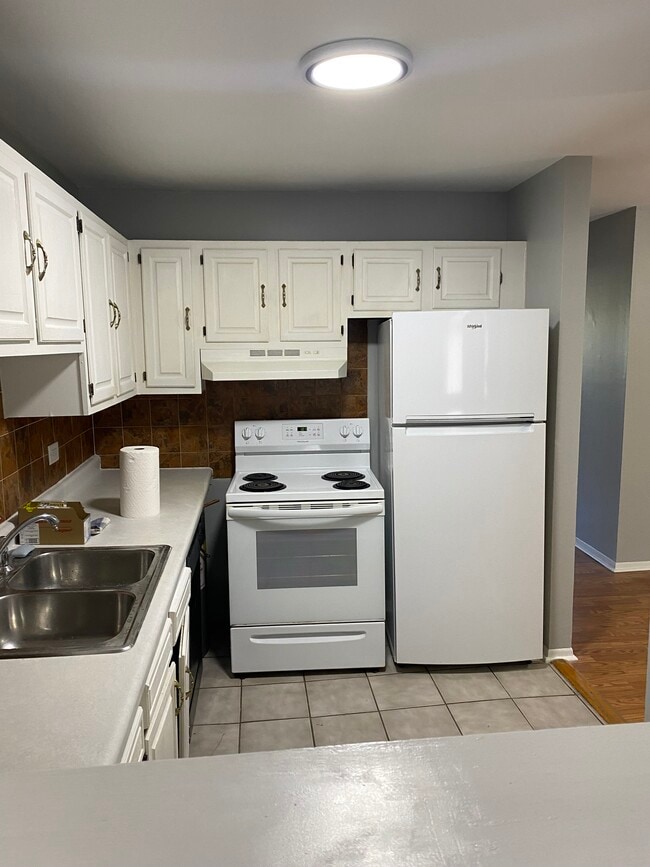 Building Photo - 4025 Bonhill Dr