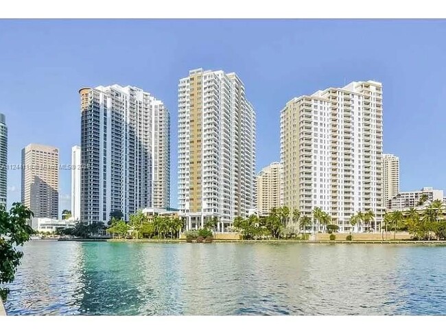 Foto del edificio - 801 Brickell Key Blvd
