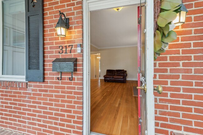 Foto del edificio - 317 W College Terrace