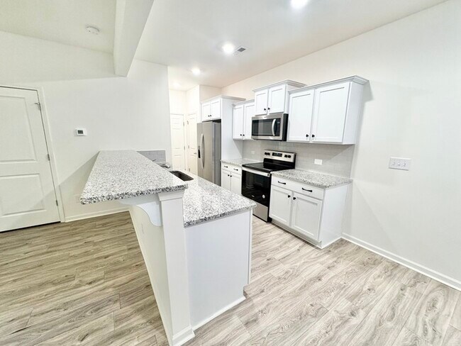 Foto del edificio - Three bedroom 2 1/2 bath near the I 40 and the I 77