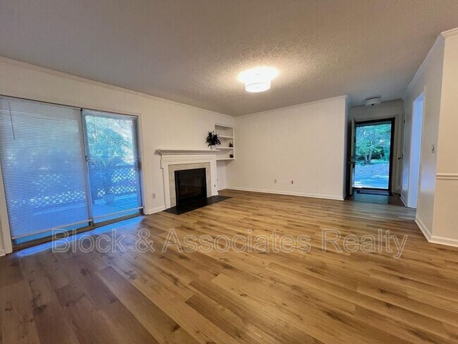 Building Photo - 102 Autumn Chase Dr